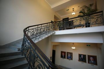 百年鏤空的鐵藝護(hù)欄